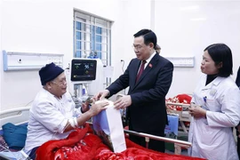 Le président de l'AN Vuong Dinh Hue se rend à Thai Nguyen