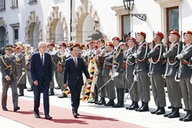 Cérémonie d'accueil officielle du président Vo Van Thuong en visite officielle en Autriche