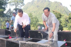 Le vice-président de l’AN Trân Quang Phuong remet des cadeaux aux personnes méritantes à Cao Bang