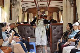 A Da Lat, le train ancien se transforme en théâtre avec des spectacles de musique gratuits