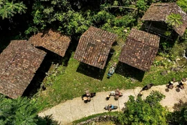 Fabrication de tuiles yin yang, fierté de l'ethnie Tày à Cao Bang