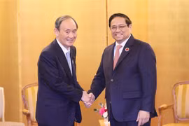 Le PM Pham Minh Chinh reçoit son homologue singapourien et un ancien homologue japonais