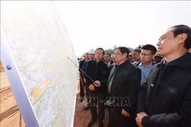 Le PM Pham Minh Chinh inspecte le chantier du projet d'autoroute Tuyen Quang - Phu Tho