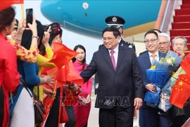Le PM Pham Minh Chinh arrive en Chine pour une visite officielle et la réunion annuelle du FEM
