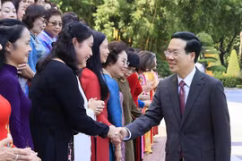 Le président Vo Van Thuong rencontre l'Association des femmes d'affaires vietnamiennes