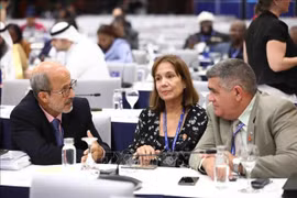 Des jeunes parlementaires discutent de l’entrepreuneuriat et de l’innovation