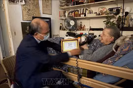 Remise d'un souvenir à Mme Madeleine Riffaud, amie proche du peuple vietnamien