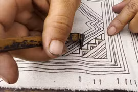 Et les Mông continuent de dessiner avec de la cire d’abeille…