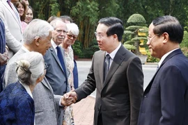 Le président Vo Van Thuong rencontre des scientifiques étrangers et vietnamiens