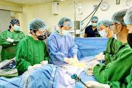 Le Vietnam transfère des techniques de chirurgie robotique aux Philippines