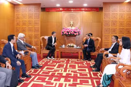 Un dirigeant de HCM-Ville reçoit le consul honoraire du Vietnam en Suisse 