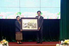 Une délégation du Parti populaire révolutionnaire du Laos à Hung Yen