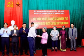 Un vétéran américain rend le journal intime de guerre d’un martyr vietnamien à sa famille