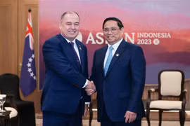 Le Premier ministre Pham Minh Chinh rencontre son homologue des Îles Cook en Indonésie
