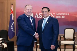 Le Premier ministre Pham Minh Chinh rencontre son homologue des Îles Cook en Indonésie