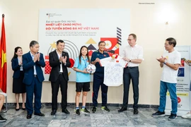 Rencontre entre l'équipe vietnamienne de football féminin et l'ambassade d'Allemagne