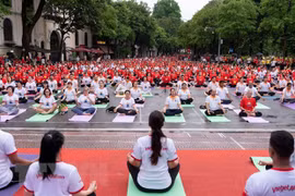 Plus de 1.000 personnes célèbrent la Journée internationale du yoga à Hanoï