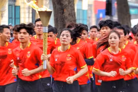 Cérémonie de relais de la torche des SEA Games 32 à Hanoï