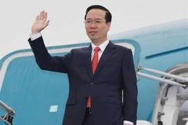 Le président Vo Van Thuong quitte Hanoï pour une visite officielle au Laos
