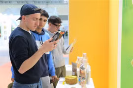 Fruits et épices vietnamiens à la foire commerciale internationale Macfrut 2023 en Italie