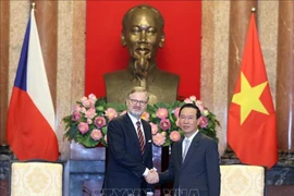 Le président Vo Van Thuong reçoit le Premier ministre tchèque