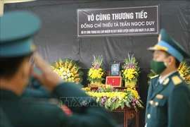 Attribution du certificat "La Patrie reconnaît le mérite" au commandant pilote Trân Ngoc Duy