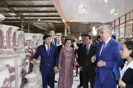 Les présidents vietnamien et kazakh à la découverte des arts du feu de Chu Dâu 