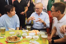 Le Premier ministre australien boit de la bière et déguste le «bánh mì» 