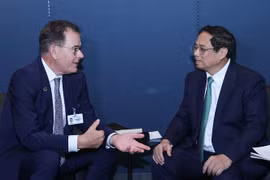Le PM Pham Minh Chinh rencontre des dirigeants de GAVI et de l'ONUDI