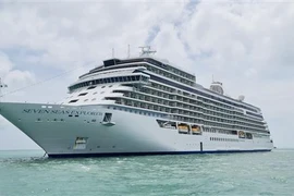 Un navire de croisière étranger mouille à Khanh Hoa