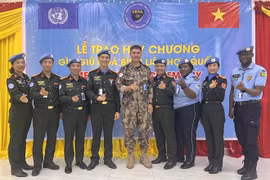 La MINUSS décerne la Médaille de maintien de la paix de l’ONU à trois officiers de police vietnamiens