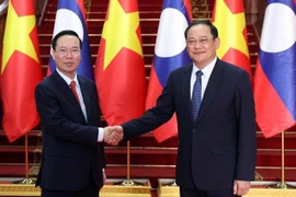 Le président Vo Van Thuong rencontre le PM et le président de l'AN du Laos