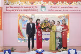 L'école bilingue lao-vietnamien Nguyên Du célèbre la Journée des enseignants vietnamiens