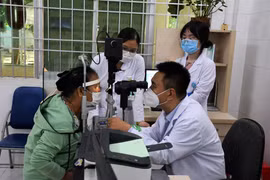 Fred Hollows Vietnam aide Ba Ria – Vung Tau à améliorer les services réfractifs