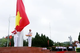 Cérémonie de lever du drapeau national sur l’île de Cô Tô