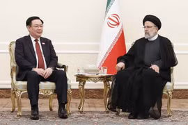 Entrevue entre le président de l'AN Vuong Dinh Hue et le président iranien Ebrahim Raisi