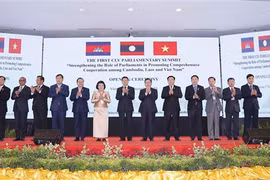 Le président de l’AN Vuong Dinh Hue au premier Sommet parlementaire Cambodge-Laos-Vietnam