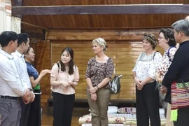 Une délégation française découvre la culture de l’ethnie Thai à Yen Bai
