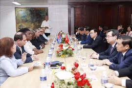  Le présidente de l'AN Vuong Dinh Hue rencontre des dirigeants de Santiago 