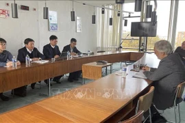 Une délégation de la Commission centrale de la sensibilisation et de l'éducation en France