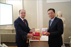 La ville de Saint-Pétersbourg honorée par l'État du Vietnam