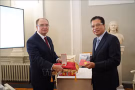 La ville de Saint-Pétersbourg honorée par l'État du Vietnam