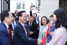 Le président Vo Van Thuong arrive à Londres pour le sacre du roi Charles III