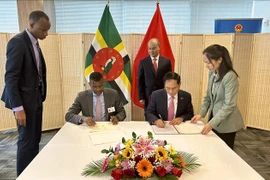 Vietnam et Dominique signent un accord d'exemption de visa pour les titulaires de passeports diplomatiques et officiels