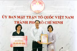 Réception de fonds en faveur des personnes dans le besoin à l'approche du Têt à Hô Chi Minh-ville