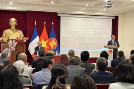 Le ministre des AE salue les contributions de la communauté vietnamienne en France