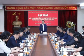 Un responsable du Parti rencontre les chefs des bureaux de représentation vietnamiens à l'étranger
