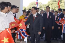 Le président de l’Assemblée nationale Vuong Dinh Hue visite l’Université Chulalongkorn en Thaïlande