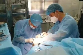 L’infirmerie de Truong Sa Dông opère un pêcheur souffrant d’une appendicite aiguë