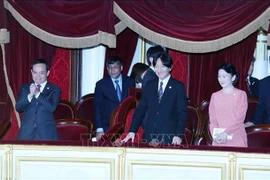 Le prince héritier et la princesse du Japon assistent à la première représentation de l'opéra "Princesse Anio"